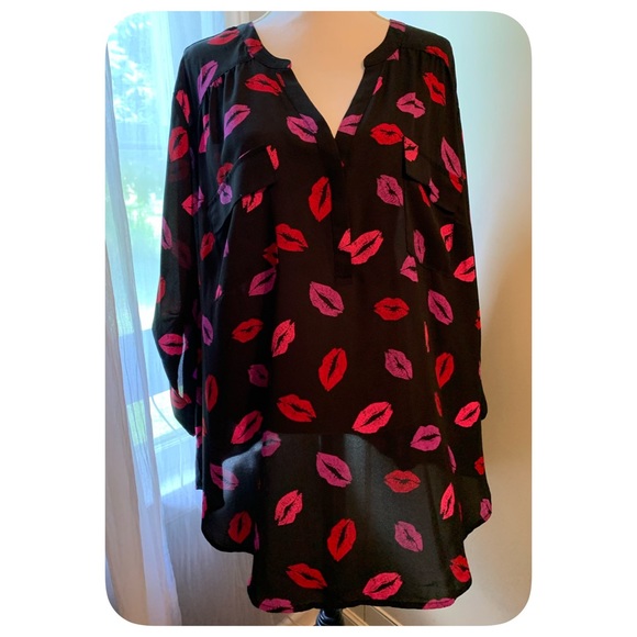 PLUS Torrid blouse with kiss print - Picture 2 of 3